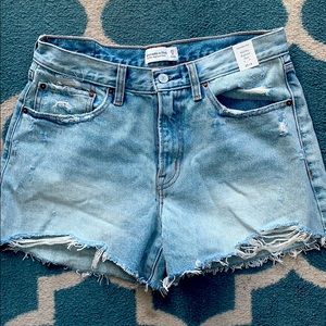 NWT Abercrombie and Fitch Mid Rise Boyfriend Short